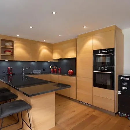 Delightfully Presented Flat With Amazing Views *